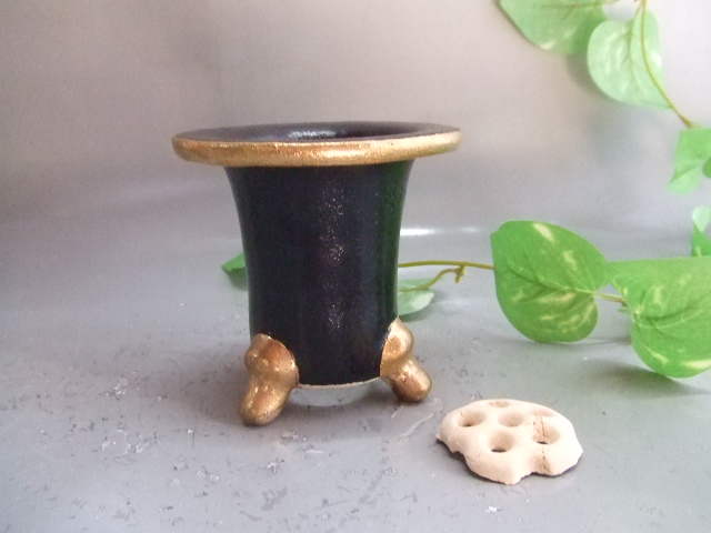 植木鉢3.5号黒楽風ゆず肌足つき蘭鉢（ふち金張）｜中村陶器 信楽焼の 